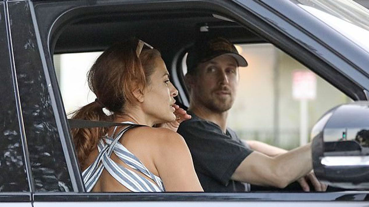 Eva Mendes y Ryan Gosling fueron vistos mientras daban un paseo por Los Ángeles