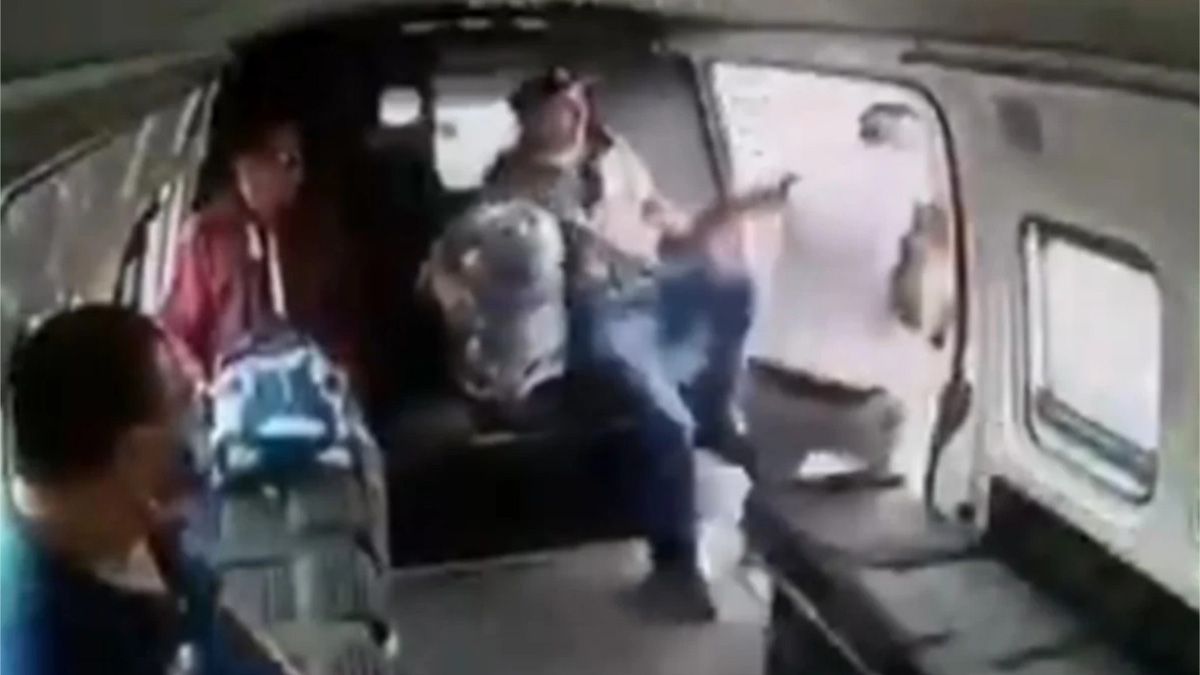 VIDEO: Asalto termina en brutal golpiza a ladrón