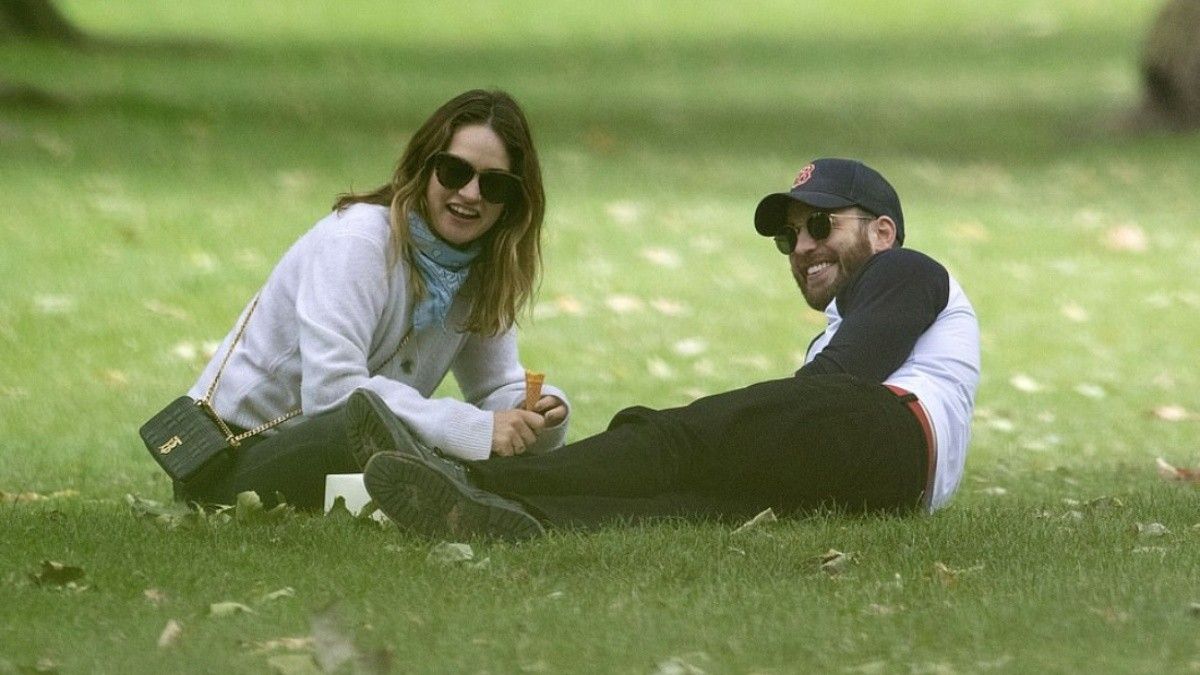 Chris Evans y Lily James en un parque londinense 