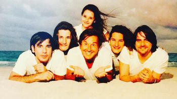 El cantante Ricardo Montaner junto a sus 5 hijos