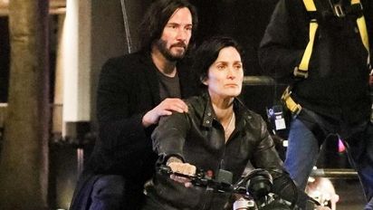 Los actores Keanu Reeves y Carrie-Anne Moss en una escena de la película Matrix: Resurrections