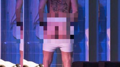 El galán que muestra la cola en una obra de teatro