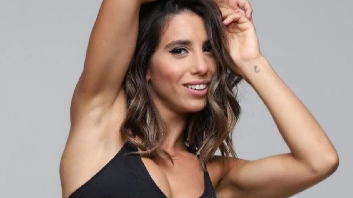 Cinthia Fernández Sin Pelos En La Lengua Soy Feliz Mostrando La Cola 