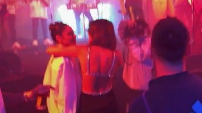 Tini Stoessel y Antonela Roccuzzo muy juntas en la fiesta de la Selección