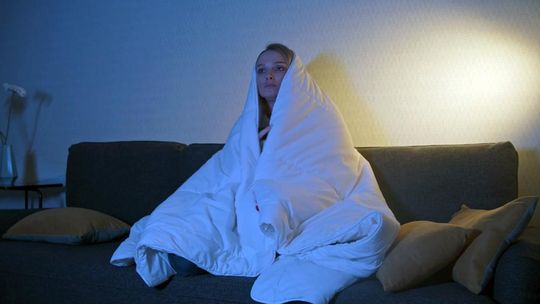 ¿Qué significa quedarse viendo películas o series hasta muy tarde?, según la psicología