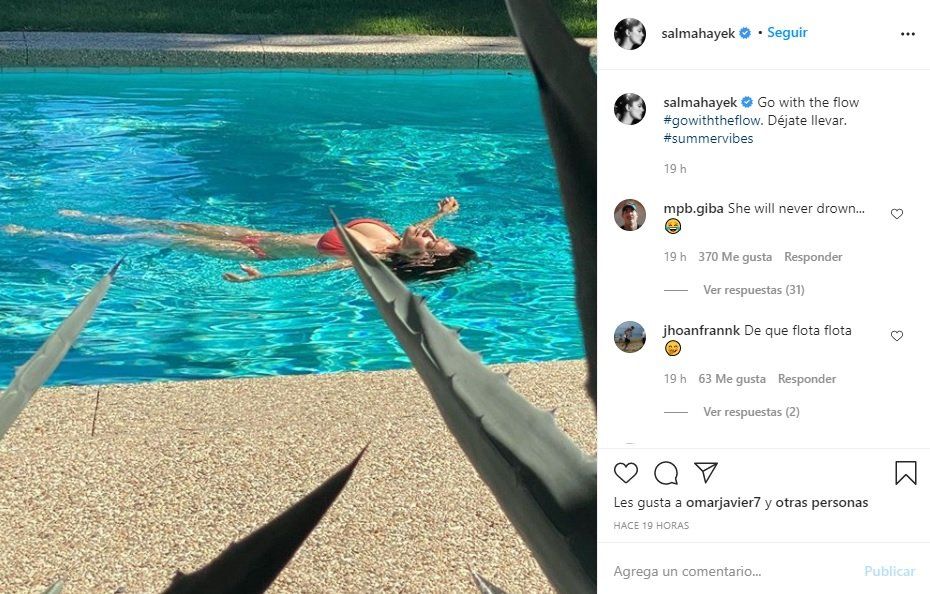 ¡De infarto! Salma Hayek flota con un bikini rojo en su piscina