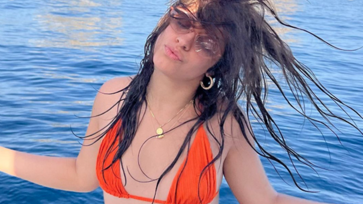 Camila Cabello se deja ver en unfabuloso bikini naranja 
