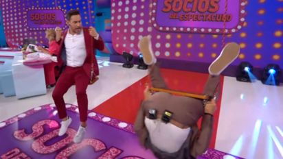 Video: la desopilante caída de Adrián Pallares en su debut en El Trece