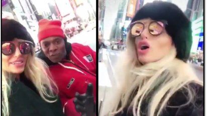 Vicky Xipolitakis insiste con el inglés: ahora destroza el idioma con una canción