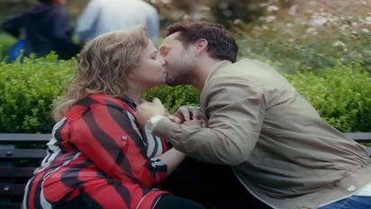 Benjamín Vicuña besó a Lucía Galán en un video de Pimpinela