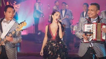 Lali Espósito multifascética: cumbia con los Ángeles Azules