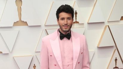 Premios Oscar 2022: Sebastián Yatra deslumbró con un traje rosa en la alfombra roja