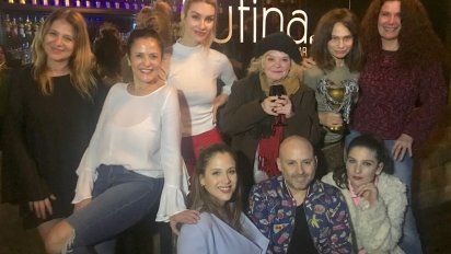 El elenco de Derechas y Muscari le dieron la bienvenida a Barbie Vélez con una cena