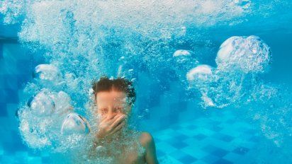 Coronavirus: ¿Si me baño en una piscina me puedo contagiar?