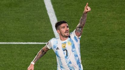 Rodrigo de Paul se mostró orgulloso al lado de su mural en Sarandí