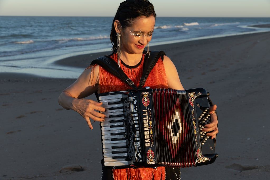 Julieta Venegas celebra sus raíces mexicanas en 