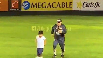 Diego Maradona en una imagen impensada: jugando con su hijo Dieguito Fernando al fútbol