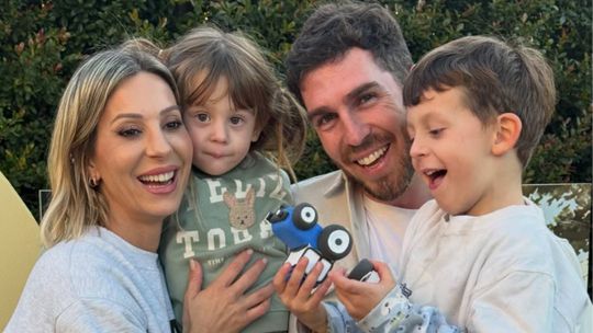 Noelia Marzol junto a su hijo Donatello en su fiesta de cumpleaños temática de granja.