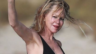Melanie Griffith, diosa en bikini casi a los 64