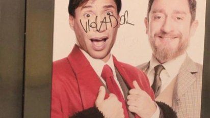 Aparecieron pintadas en contra de Fabián Gianola en el teatro donde trabaja