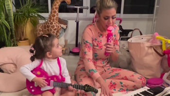 El video de Virginia Gallardo cantando el hit de Shakira con su hija, Martina