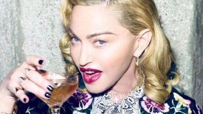 Madonna muy enamorada de su novio de 26 años.