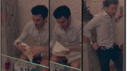 La escena escatológica de Juan Minujín en 100 días para enamorarse, limpiándose tras ir al baño