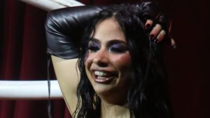 Daniela Celis besa a Julieta Poggio en la obra Sex y genera furor en las redes
