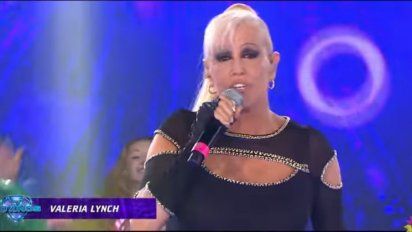 Momento de tensión: el codazo a Valeria Lynch en la apertura de Showmatch