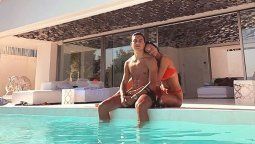 Paulo Dybala y Oriana Sabatini se lanzaron al agua en Ibiza