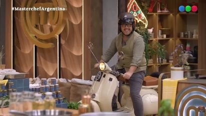 Donato de Santis en moto en MasterChef Argentina