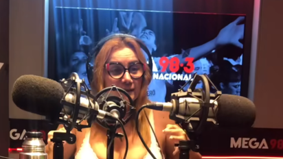 Nancy Pazos se sacó la remera en la radio y el video se hizo viral en redes