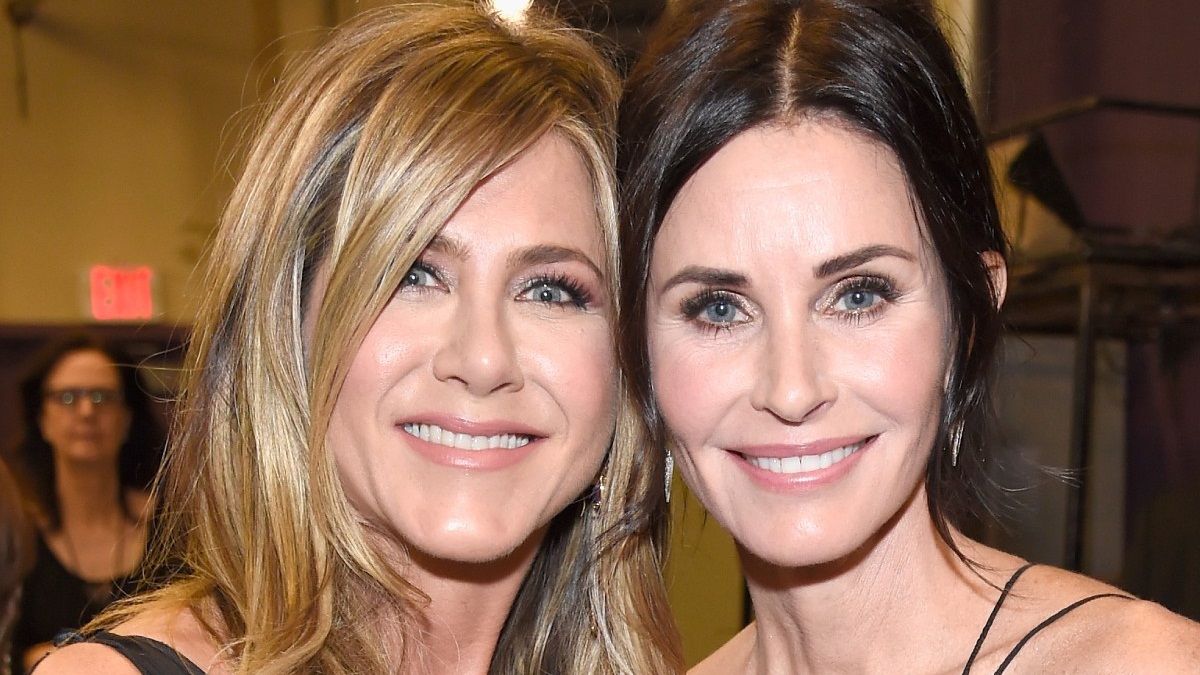 Jennifer Aniston y Courteney Cox demuestran que son amigas cercanas Jennifer Aniston y Courteney Cox demuestran que son amigas cercanas