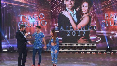 El Bombo tucumano debutó en el Bailando, con beso a Barbi Silenzi, frente de Delgado