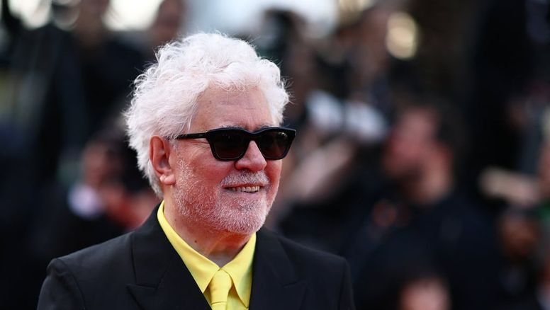 Pedro Almodóvar impacta en Cannes con traje negro y detalles amarillos para presentar 'Amarga Navidad'