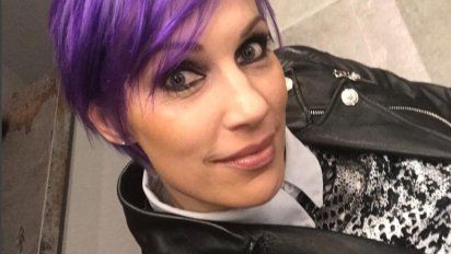 Siguen los insólitos cambios de looks de famosas: Ingrid Grudke se tiñó el pelo de violeta