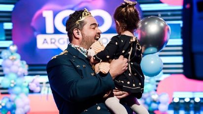 Darío Barassi de fiesta con la Pipi en 100 Argentinos Dicen