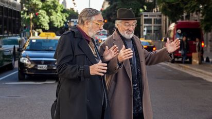 Luis Brandoni y Robert de Niro en la serie Nada de Star+