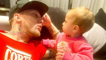 El Polaco bailó cumbia junto a su pequeña hija Abril