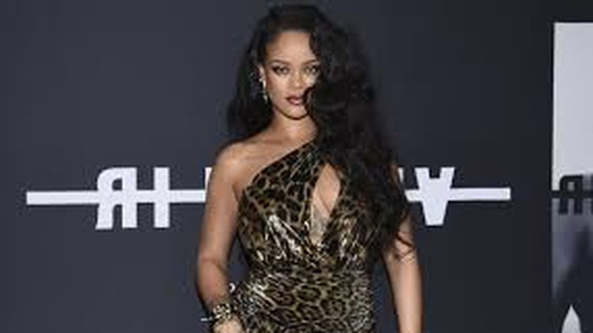 Rosalía brilla en el desfile de Rihanna con unos ciclistas lenceros y  transparentes