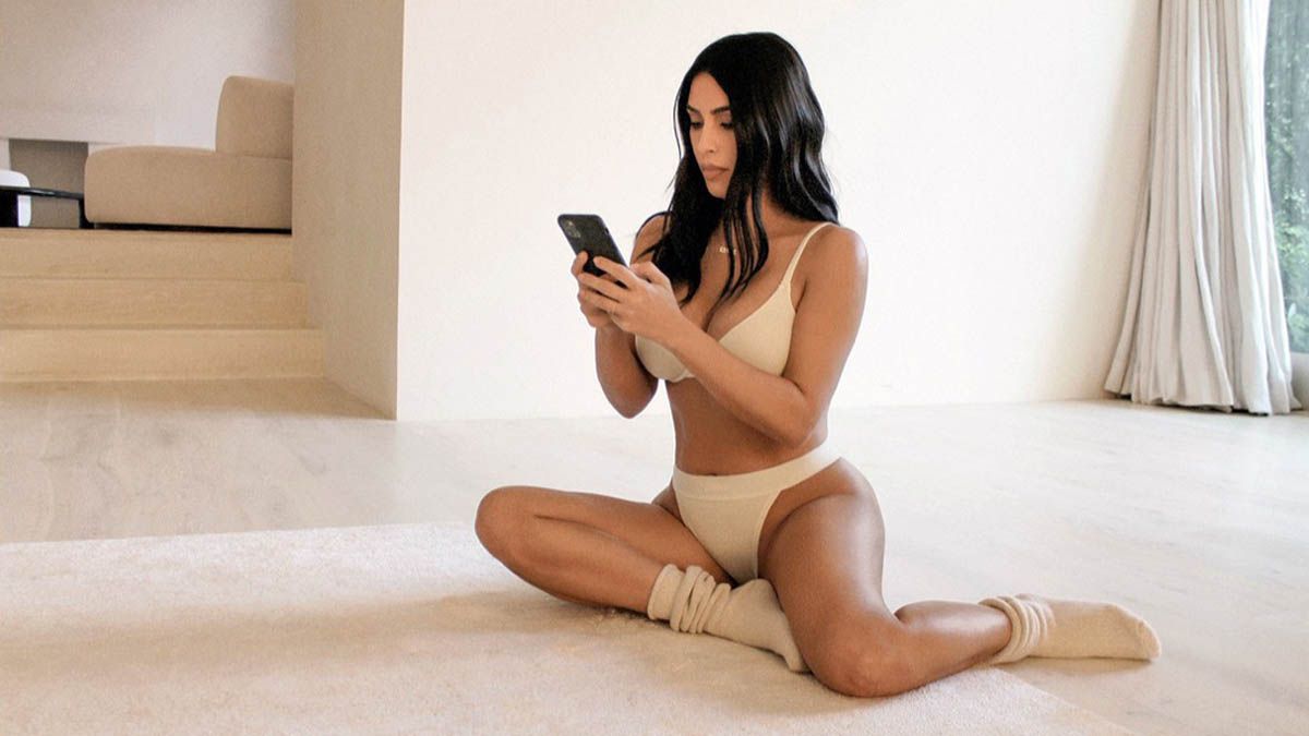 Kim Kardashian modela sus gloriosos encantos en muy poca ropa