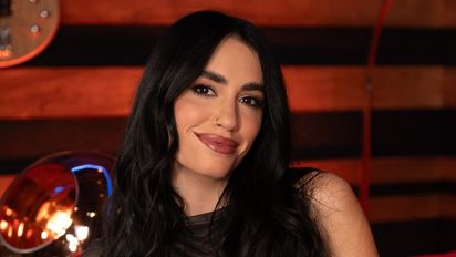 Lali Espósito se mostró con el rostro oculto en la marcha contra la Ley de Tierras junto a Dillom