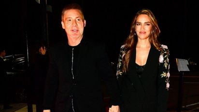 Adrián Suar y Rocío Robles generan intriga con anillos idénticos en una noche especial