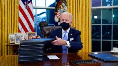 Joe Biden en el despacho que hasta hace unos días ocupaba Donald Trump 