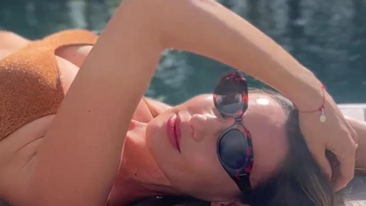 El infartante look de Pampita: bikini bronce de brillitos y lentes de sol