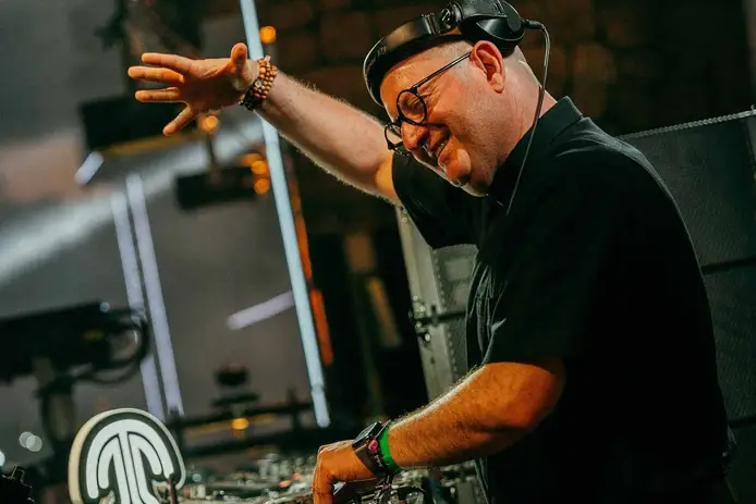 Padre DJ Guilherme homenajea al Papa Francisco en Plaza de Mayo