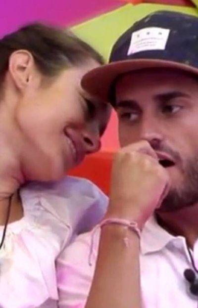 Adara Molinero y Rodri Fuertes se demuestran su amor en plena madrugada Adara Molinero y Rodri Fuertes se demuestran su amor en plena madrugada