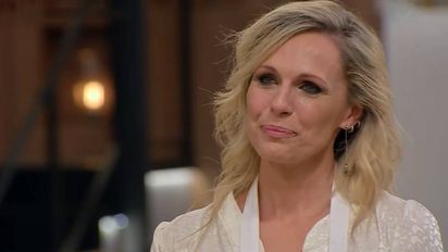 La emocionante despedida de Denise Dumas a su hijo, en el aeropuerto