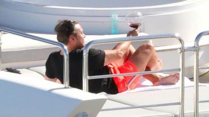 Luis Miguel cumplió 50: confinado en un lujoso yate y solo acompañado por una copa de vino