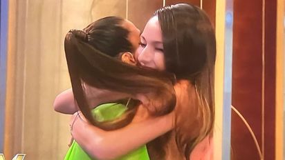 El abrazo de Pampita y Juana Viale en el primer programa de la nieta de Mirtha